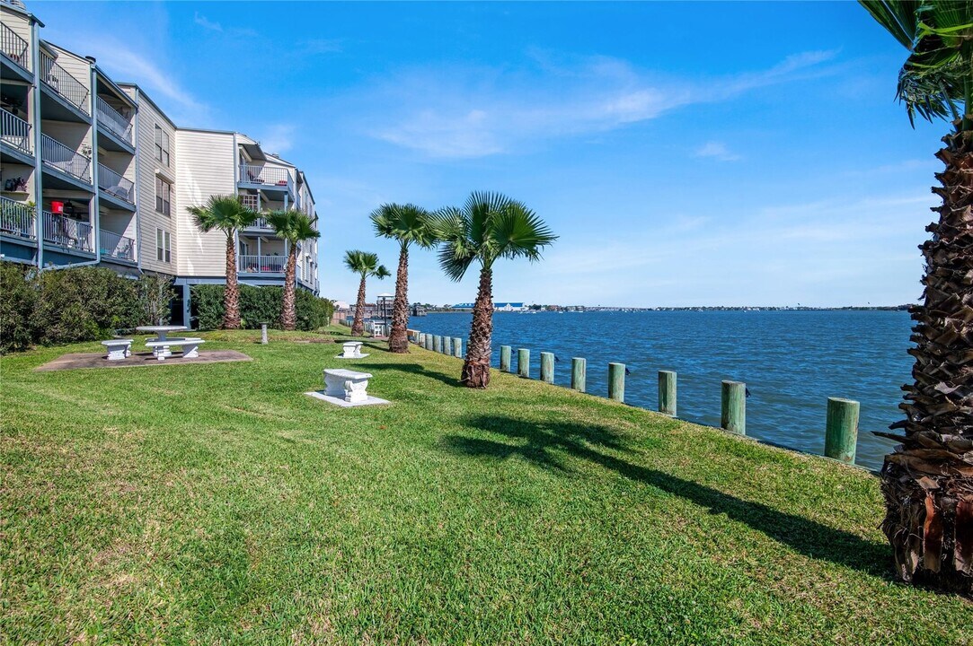 4001 E NASA Pkwy in El Lago, TX - Foto de edificio