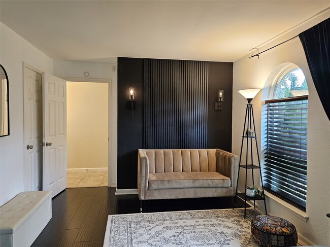 property at 1806 Saxony Ln