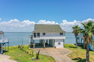 1122 Makatea St in Tiki Island, TX - Building Photo - Building Photo