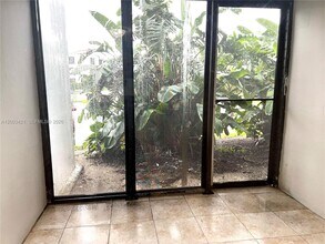 210 Lake Pointe Dr in Oakland Park, FL - Building Photo - Building Photo