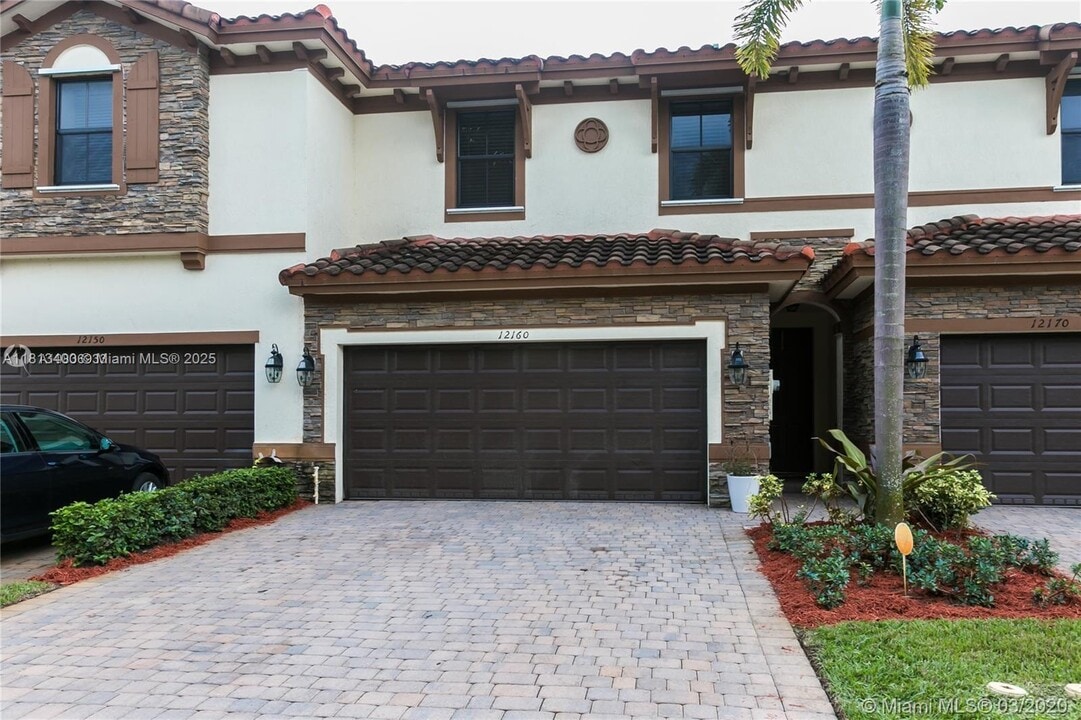 12160 Village Pl in Davie, FL - Building Photo