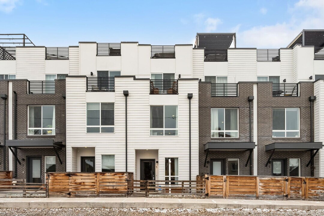 3500 W Conejos Pl in Denver, CO - Building Photo