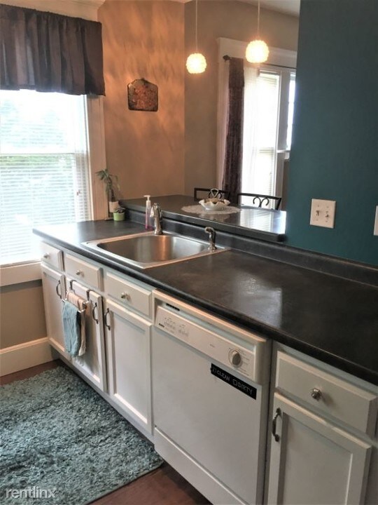 1104 W 8th St in Erie, PA - Foto de edificio