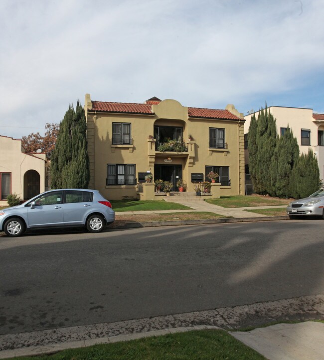 1543 Rosalia Rd in Los Angeles, CA - Foto de edificio - Building Photo