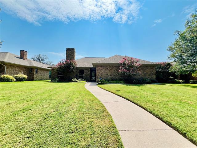 3916 Bobbin Ln in Addison, TX - Building Photo