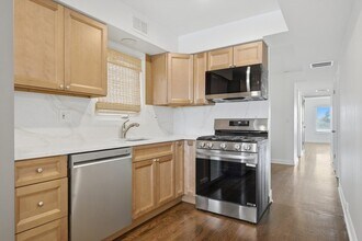 6017 W Montrose Ave, Unit 2 in Chicago, IL - Building Photo - Building Photo