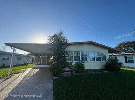 22 Hamilton Ave in Palm Harbor, FL - Building Photo