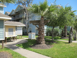 University Apartments Galveston in Galveston, TX - Foto de edificio - Building Photo