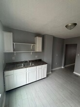Completely Renovated 3BR/1BA Townhome located close to downtown Indy. in Indianapolis, IN - Foto de edificio - Building Photo