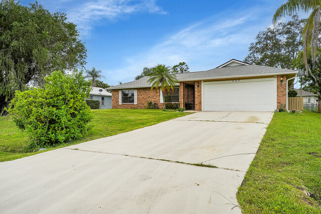 547 SE Cliff Rd in Port St. Lucie, FL - Building Photo - Building Photo