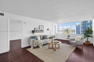 1501 NE Miami Gardens Dr in Miami, FL - Building Photo