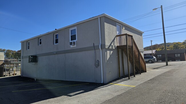 5308 Big Tyler Rd, Unit 2 in Charleston, WV - Foto de edificio - Building Photo