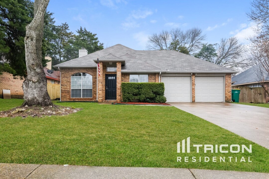 805 Clover Hill Ln in Cedar Hill, TX - Building Photo
