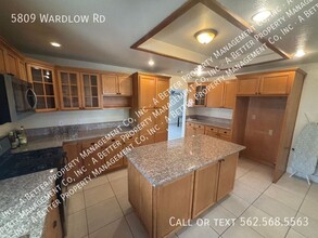 5809 E Wardlow Rd in Long Beach, CA - Foto de edificio - Building Photo