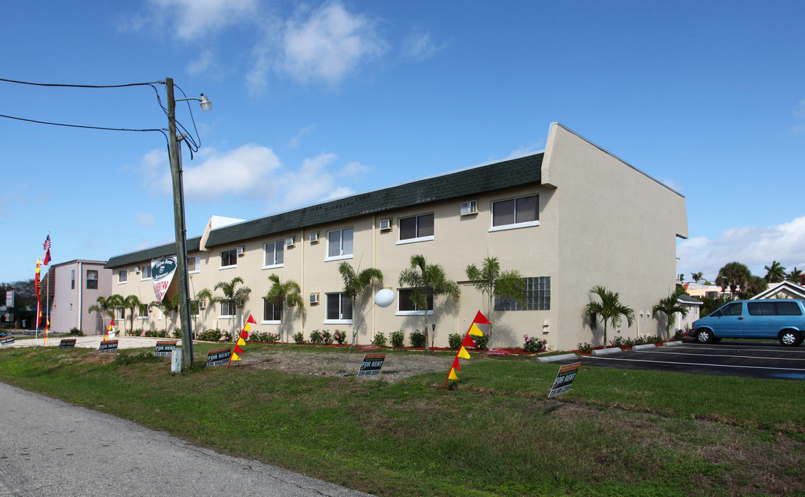 Hilton House in Ft. Myers, FL - Building Photo