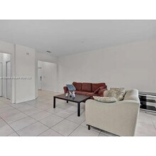 10620 NW 88th St in Doral, FL - Foto de edificio - Building Photo