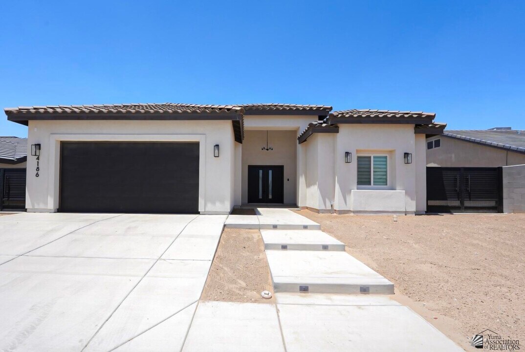 4186 E San Francisco St in San Luis, AZ - Building Photo