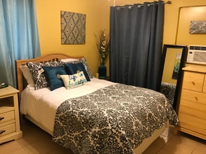 2403 N Elmendorf St in San Antonio, TX - Foto de edificio - Building Photo