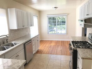 12230 Hesby St in Valley Village, CA - Foto de edificio - Building Photo
