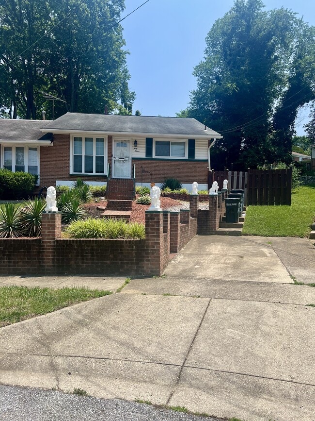 3012 Oxon Run Ct in Temple Hills, MD - Building Photo - Building Photo