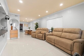 938 SE 12th St, Unit Front unit in Hialeah, FL - Building Photo - Building Photo