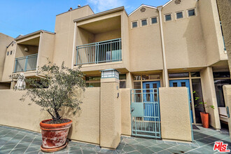14101 Dickens St in Sherman Oaks, CA - Building Photo - Building Photo