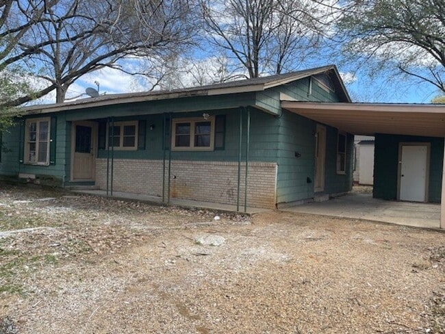 property at 1415 Hackberry Ave