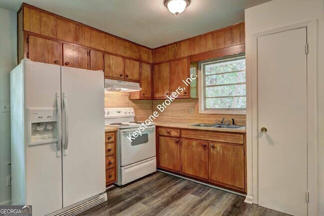 305 Moreland Way in Hapeville, GA - Foto de edificio - Building Photo