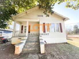 27 Pendleton Rd in Greenville, SC - Building Photo