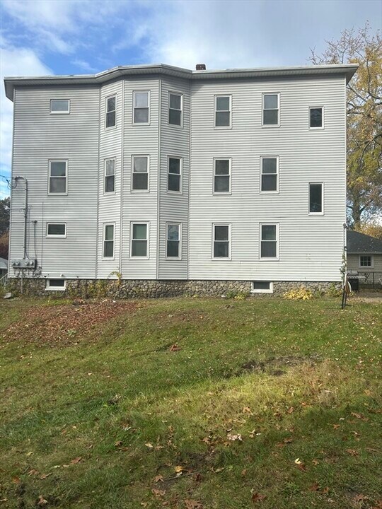 17 Abington St in Worcester, MA - Building Photo