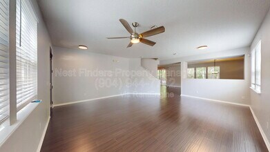 1063 Collinswood Dr W in Jacksonville, FL - Foto de edificio - Building Photo