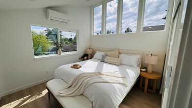 11330 12th Ave NE in Seattle, WA - Foto de edificio - Building Photo