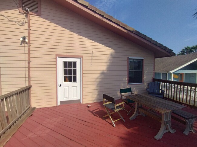 103 E Capricorn Dr, Unit B in South Padre Island, TX - Foto de edificio - Building Photo