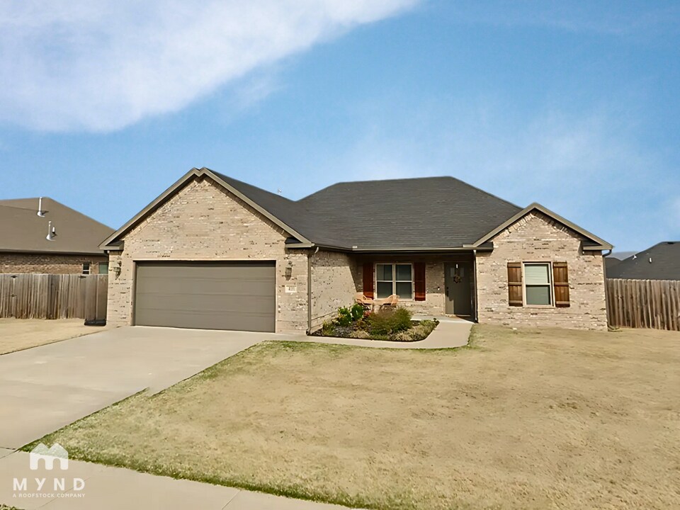 420 Captain Hopkins St in Prairie Grove, AR - Building Photo
