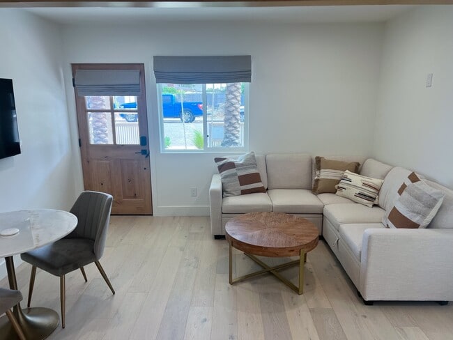 1114 Buena Vista Way in Carlsbad, CA - Building Photo - Building Photo