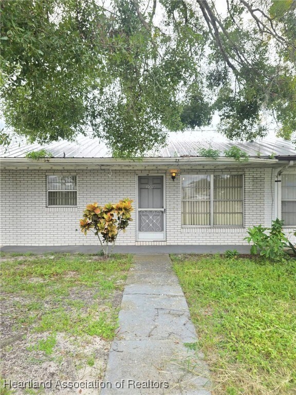 property at 1009 W Walnut St