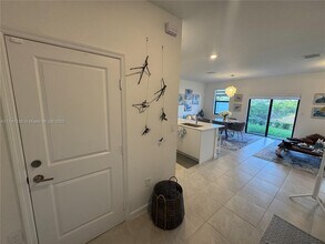 631 NW 204th St in Miami, FL - Foto de edificio - Building Photo