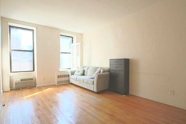 247 E 52nd St-Unit -5-D in New York, NY - Building Photo - Building Photo