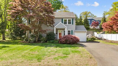 14 Meadowpark Ave N in Stamford, CT - Building Photo - Building Photo