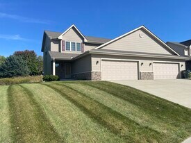 2635 Parkfield Dr in West Bend, WI - Building Photo