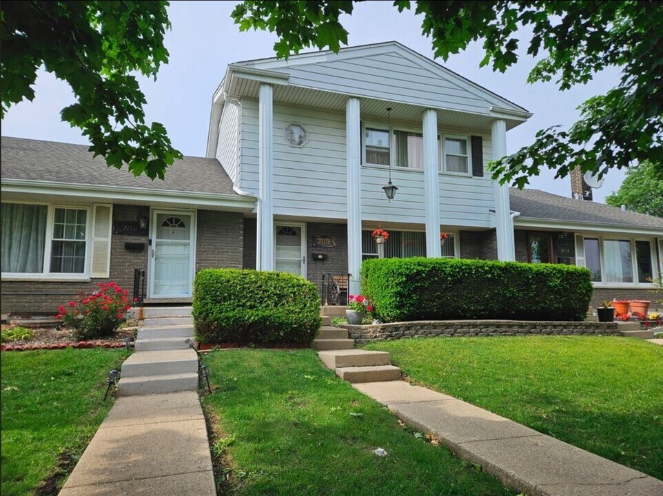 7108 W Niles Ave in Niles, IL - Building Photo