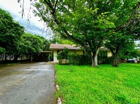 525 Methodist Encampment Rd in Kerrville, TX - Building Photo