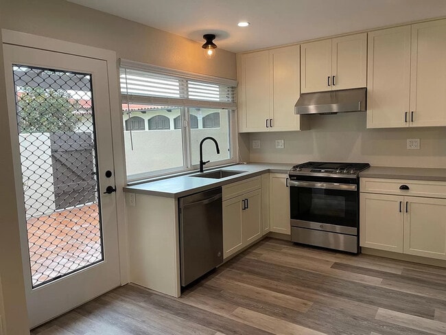 11918 Rancho Bernardo Rd in San Diego, CA - Foto de edificio - Building Photo