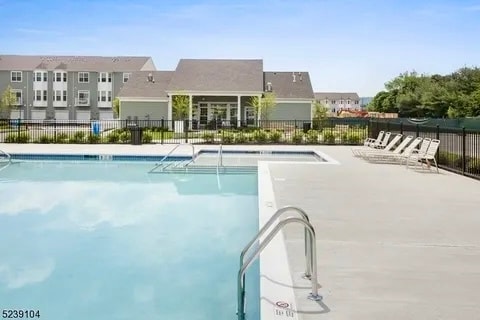 7 Aster Ln in Garfield, NJ - Foto de edificio - Building Photo