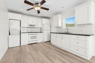 2225 Santa Ana Ave in Costa Mesa, CA - Foto de edificio - Building Photo