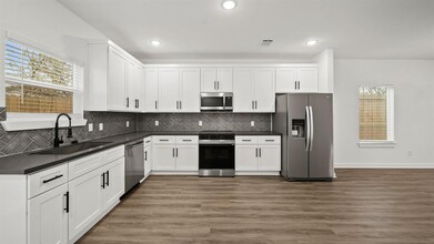 8053 Ritz St-Unit -B in Houston, TX - Foto de edificio - Building Photo