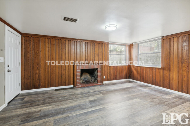 2140 Wyndhurst Rd in Toledo, OH - Building Photo - Building Photo