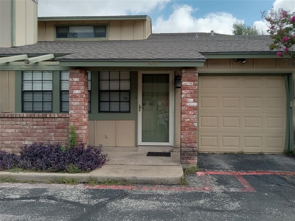 910 E Meadowmere Ln in Austin, TX - Building Photo