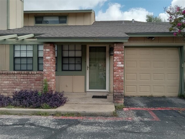 property at 910 E Meadowmere Ln