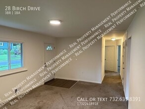 28 Birch Dr in Jackson Township, NJ - Foto de edificio - Building Photo